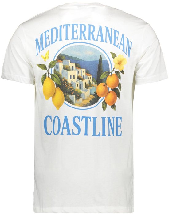 Wit T-shirt met opdruk van een Mediterrane kustlijn met citroenen, sinaasappels en een vlinder. Tekst 'MEDITERRANEAN COASTLINE'.