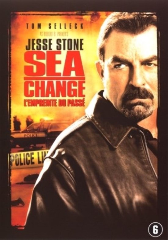 Tom Selleck als Jesse Stone in Sea Change, met een politieauto op de achtergrond. L'empreinte du passé.