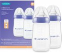 Twee Lansinoh babyflessen van 240 ml met paarse ring en Natural Wave speen, verpakt in een doos met afbeeldingen.