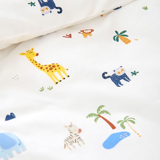 Wit dekbedovertrek met safari dierenprint: giraffen, apen, zebra's en olifanten.