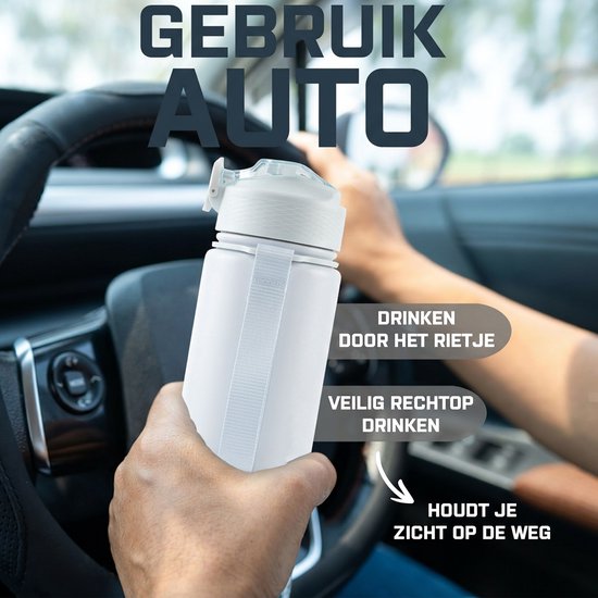 Witte drinkfles met blauwe lus, in een auto. Veilig rechtop drinken door rietje.