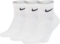 Drie paar witte Nike enkelsokken met zwart Nike logo.
