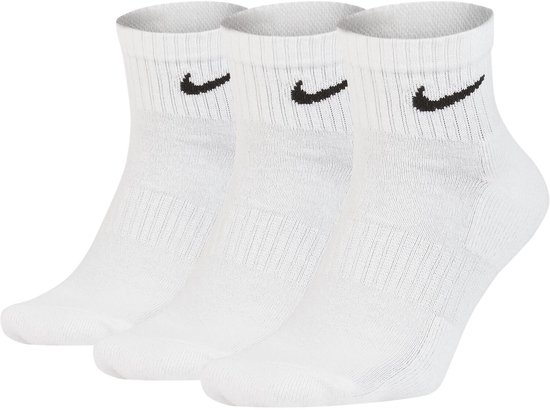 Drie paar witte Nike enkelsokken met zwart Nike logo.