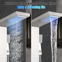 Douchepaneel met een brede waterval douchekop die gemakkelijk schuim wegspoelt, met blauwe LED-verlichting.