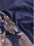 Detail van marineblauwe stof met een print van Schotse hooglanders.