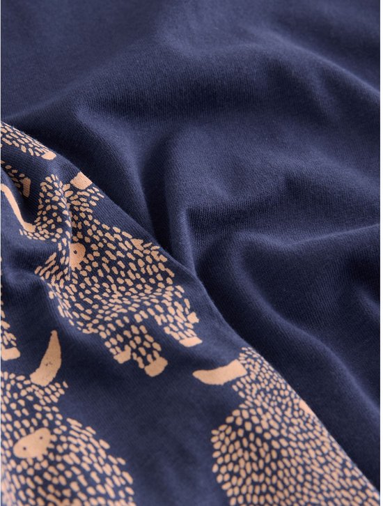 Detail van marineblauwe stof met een print van Schotse hooglanders.