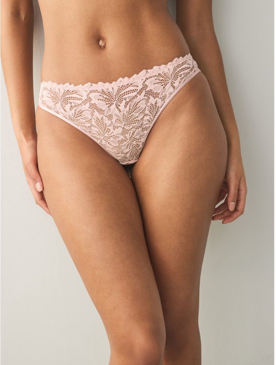 Roze kanten slip met hoge uitsnijding, bloemenpatroon en kanten randen