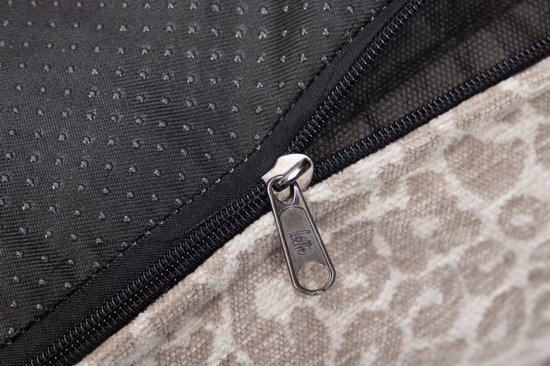 Close-up van de ritssluiting van een hondenmand met luipaardprint.