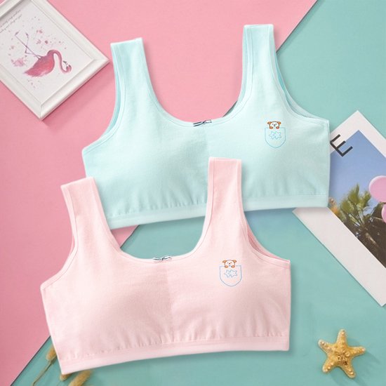 Twee meisjes sportbeha's, één lichtblauw en één roze, elk met een geborduurde beer in een borstzakje.