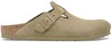 Enkele beige suède Birkenstock Boston slipper met verstelbare gesp, bekeken vanaf de zijkant.