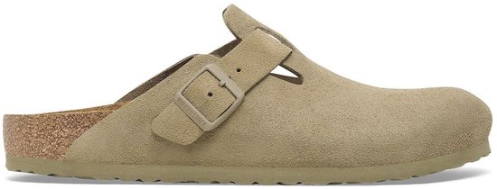 Enkele beige suède Birkenstock Boston slipper met verstelbare gesp, bekeken vanaf de zijkant.