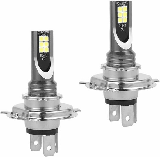 Twee zilverkleurige H4 LED-lampen met 'ROHS' en 'CE' logo's, bovenop autolampen.