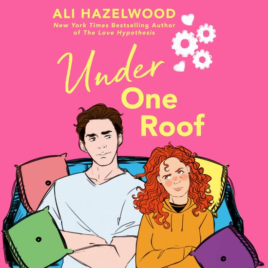 Onder Een Dak van Ali Hazelwood. Jongeman met armen gekruist naast roodharig meisje op bank, omringd door kussens. Roze achtergrond met tandwielen.