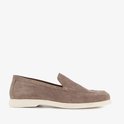 Bruine suède loafer, zijaanzicht met beige zool en stiksels op de neus.
