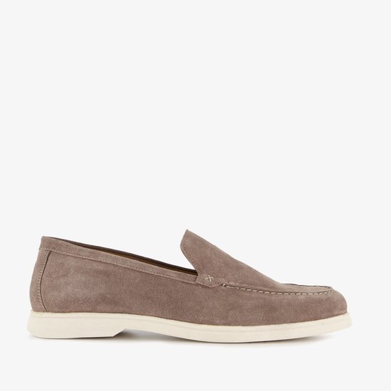 Bruine suède loafer, zijaanzicht met beige zool en stiksels op de neus.