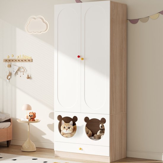 Witte kinderkast met houten accenten, twee deuren met ronde vormen en twee bergruimtes in teddybeer-vorm, met kat en knuffelbeer.
