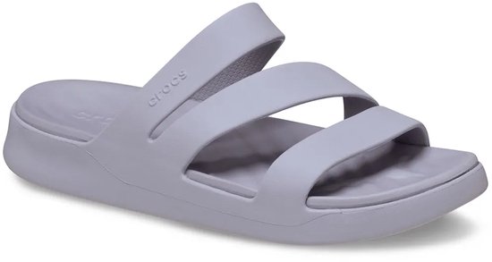 Grijze Crocs slipper met drie banden en een plateauzool.