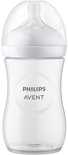 Een lege, doorzichtige Philips Avent babyfles met witte speen en dop.