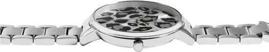 Detail van een zilverkleurig horloge met luipaardprint op de wijzerplaat.