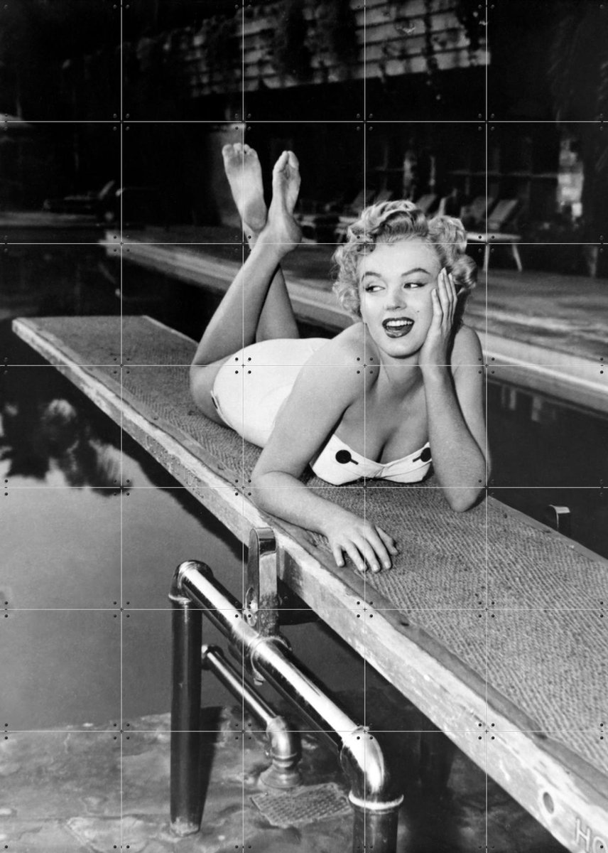IXXI Marilyn Monroe lying on a springboard in California, Bridgeman Images - 100 x 140 cm - Gratis ophangtool - Grote wanddecoratie en posters -