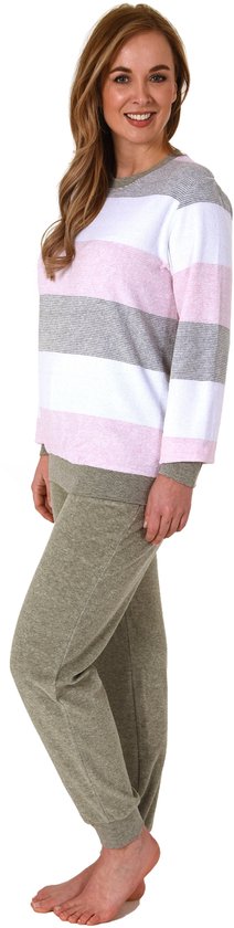 Zijaanzicht van een vrouw in pyjamaset met gestreepte top en effen groene broek.