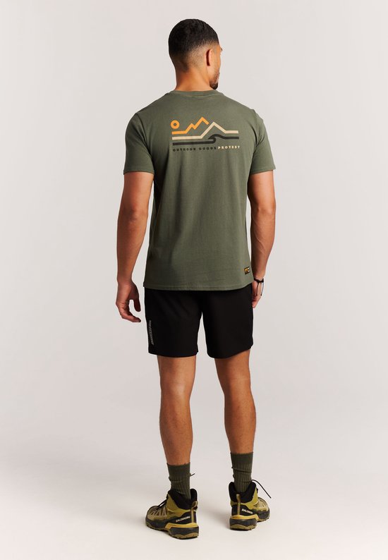 Man, van achteren gezien, in een groen T-shirt met op de rug een grote opdruk van een berglandschap en OUTDOOR GOODS PROTEST.