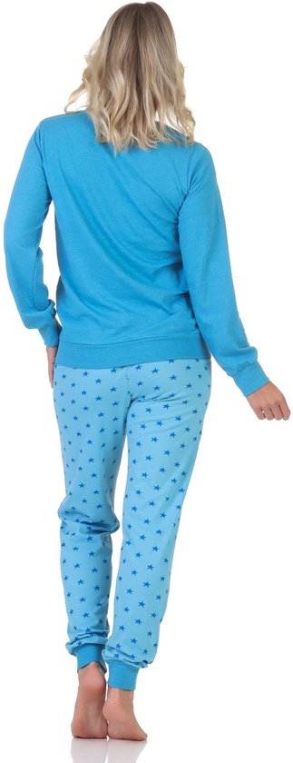 Damespyjama van Normann in lichtblauw met lange mouwen en broek met sterrenprint, van achteren gezien.