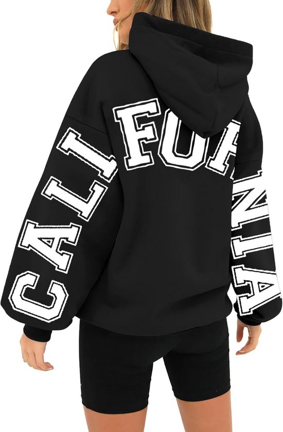 Vrouw in zwarte hoodie met 'CALIFORNIA' op de mouwen en 'FUR' op de rug.