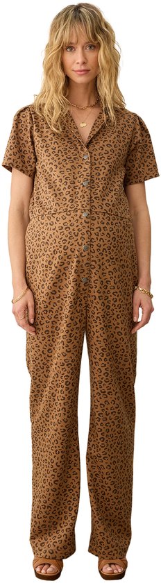 Vrouw in bruin met luipaardprint zwangerschaps- en voedingsjumpsuit, met korte mouwen en kraag, staand, van voren gezien.