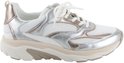 Zijaanzicht van een witte sneaker met zilverkleurige en roségouden accenten, witte veters.