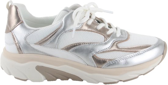 Zijaanzicht van een witte sneaker met zilverkleurige en roségouden accenten, witte veters.