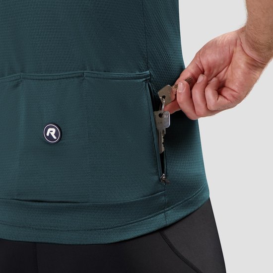 Donkergroen fietsshirt met achterzakken, waarvan één met rits, waarin sleutels worden bewaard.