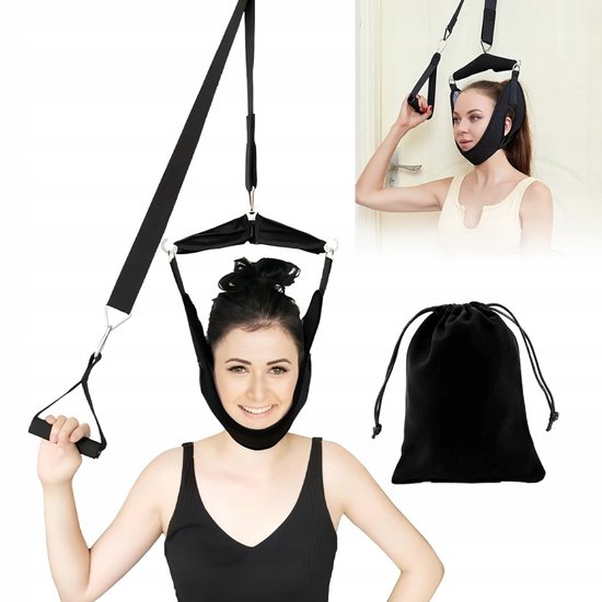 Vrouw met nek tractie apparaat en een opbergtas. De vrouw draagt een zwarte tanktop.