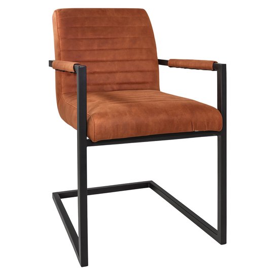 Chaise complète avec accoudoirs, assise et dossier en microfibre cognac avec structure en métal noir, isolée sur fond blanc.