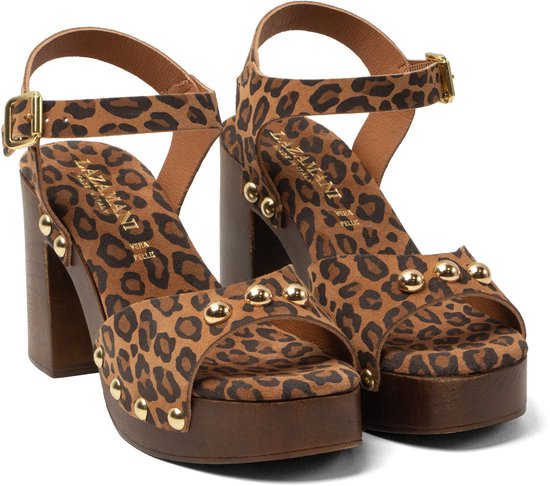 Bruine suède sandalen met luipaardprint en gouden studs. Houten plateauzool en blokhak.