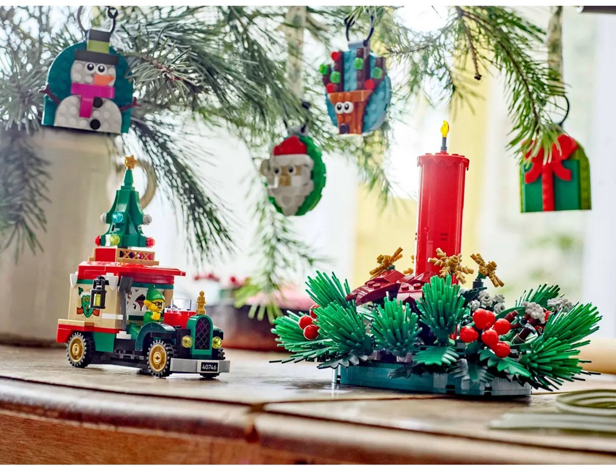 LEGO Bezorgtruck van de Kerstman - 200-delige bouwset met minifiguren thumbnail 3