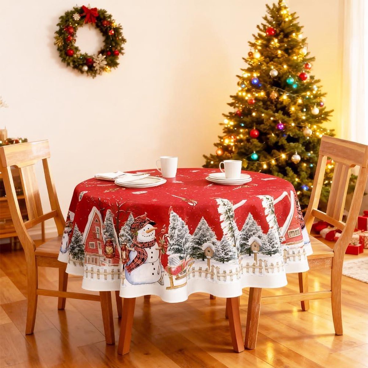 Rood Winter Kerstmis Tafelkleed met Sneeuwpop en Kerstbomen - Diameter 150 cm