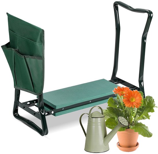 Groene tuinkruk met opklapbare rugleuning en zijvakken, naast een gieter en pot met oranje bloemen.