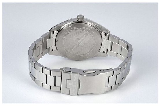 Achterkant van het zilverkleurige horloge met roestvrijstalen schakelband en een Jacques Lemans sluiting.