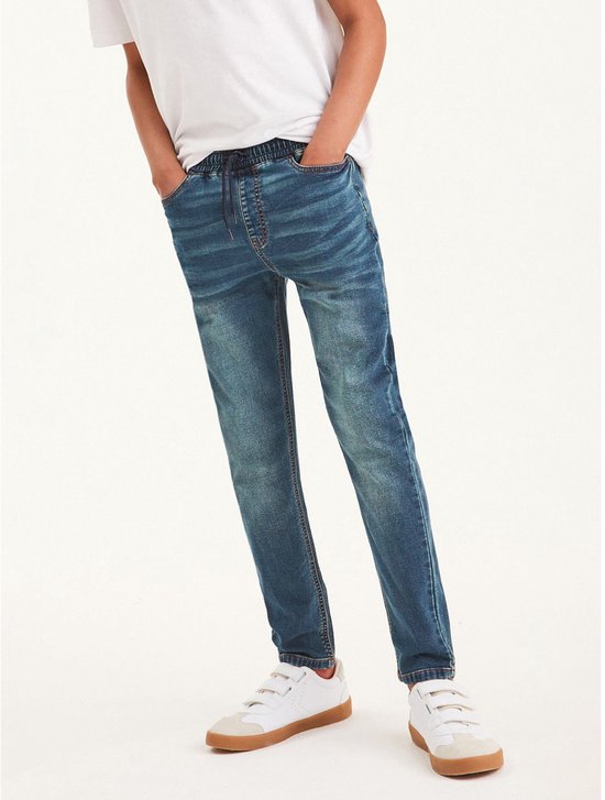Jongens jeans met trekkoord, elastische tailleband en blauwe wassing.