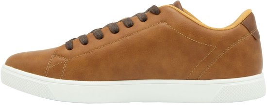 Bruine sneaker van Jack & Jones met witte zool en donkerbruine veters. Goudkleurig logo op de zijkant.