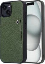 Groen telefoonhoesje met leren textuur, pashouder en metalen knoopje, naast een iPhone met abstracte achtergrond.