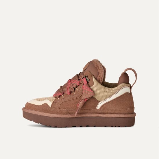 Bruine UGG sneaker met roze veters, beige mesh en schapenvacht voering.