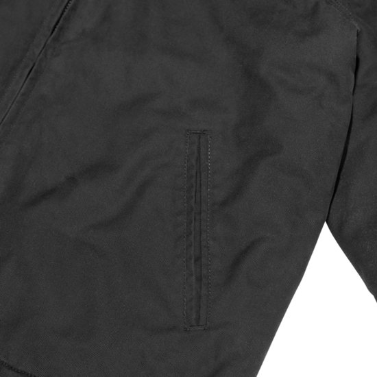 Detail van de steekzak van een donkerblauwe jas van Vintage Industries.