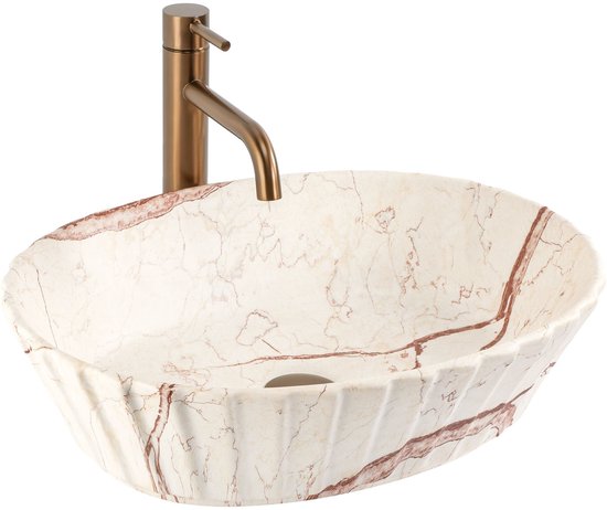 Ovale beige waskom met golvend patroon, roodbruine aders en een bronzen kraan.