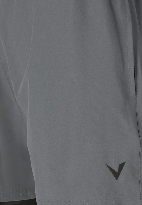 Grijze sportshort met een zwart binnenbroekje. Een zwart 'V'-logo is zichtbaar op de linkerpijp.