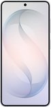 Witte Samsung Galaxy S26+ met een gestileerde, golvende achtergrond.