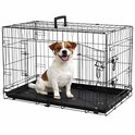 Cage noire en fil avec tiroir coulissant, avec un Jack Russell Terrier à l'intérieur.