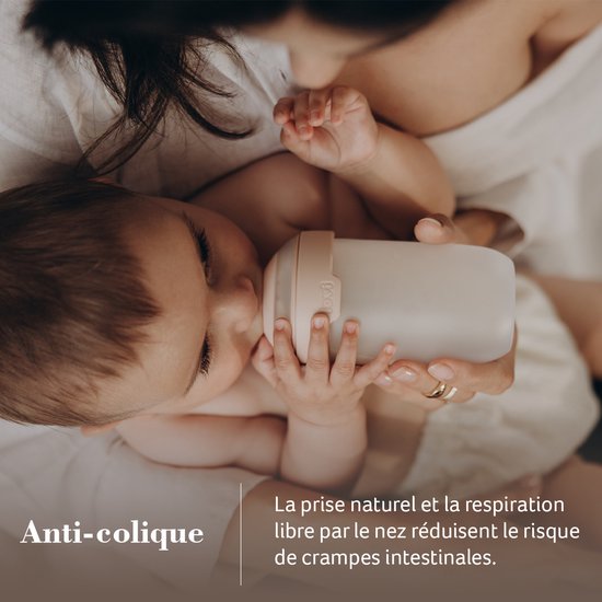 Mère nourrit bébé avec biberon Difrax Mammafeel, anti-colique.