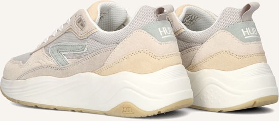 Achterkant van beige suède en mesh sneakers met dikke witte zolen.